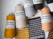 画像をギャラリービューアに読み込む, ブランケット〈好日〉で編む千鳥格子のハンドウォーマー【糸とレシピのキット】
